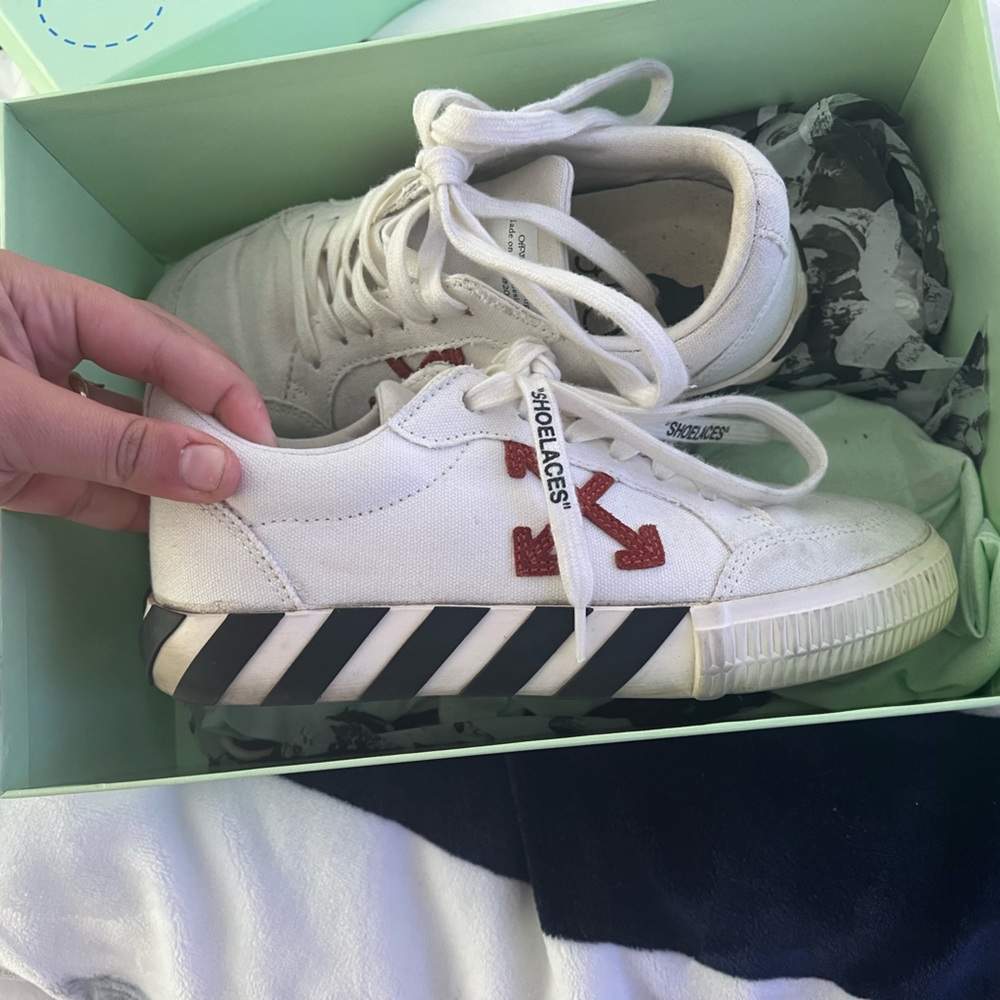 Off white sneakers used but very good condition